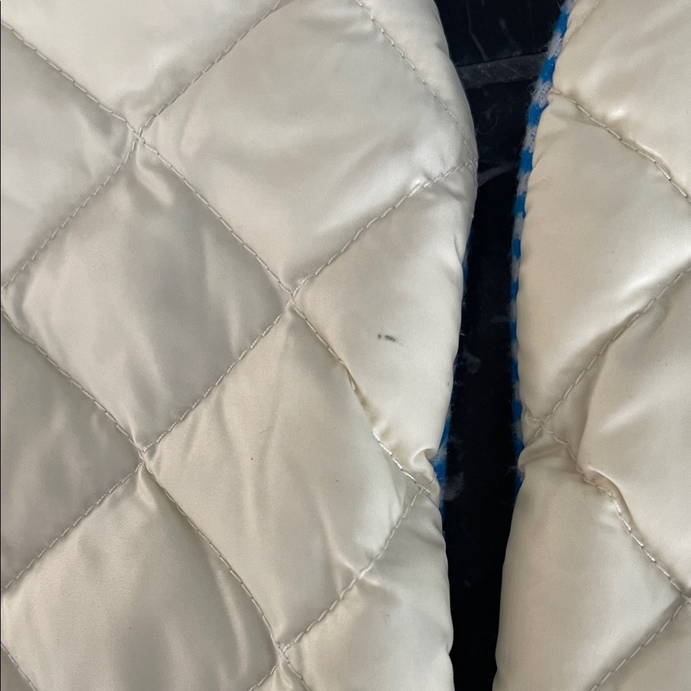 LULULEMON Cream Quilted mittens with Blue and white stripes on palms - Picture 4 of 5